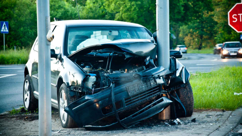Qalada sürücü avtomobili yol ayırıcısına vurub: 1 nəfər ölüb, 4 nəfər xəsarət alıb