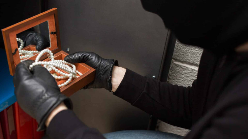 Binəqədidə evdən pul və qızıl-zinət əşyaları oğurlanıb