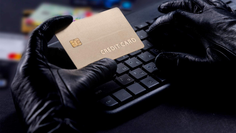 Paytaxt sakininin kartından 2800 manat oğurlanıb