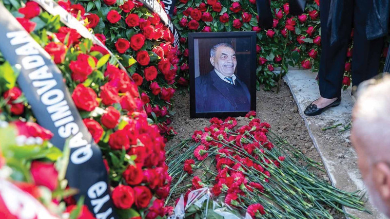 Mübariz Mənsimovun atasının üç mərasimi keçirilib