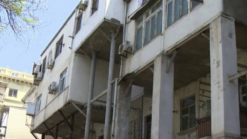 Hüseyn Cavid prospektində kanalizasiya suyu küçəyə axır