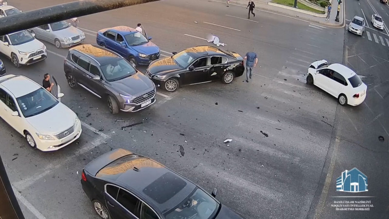 2 avtomobilin toqquşması nəticəsində piyada vurulub - VİDEO