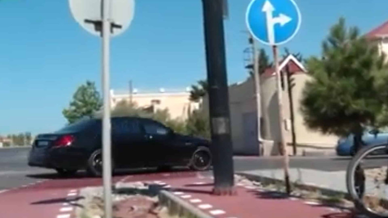 Mərdəkan qəsəbəsində işıqforun olduğu yerdən velosiped zolağı salınıb