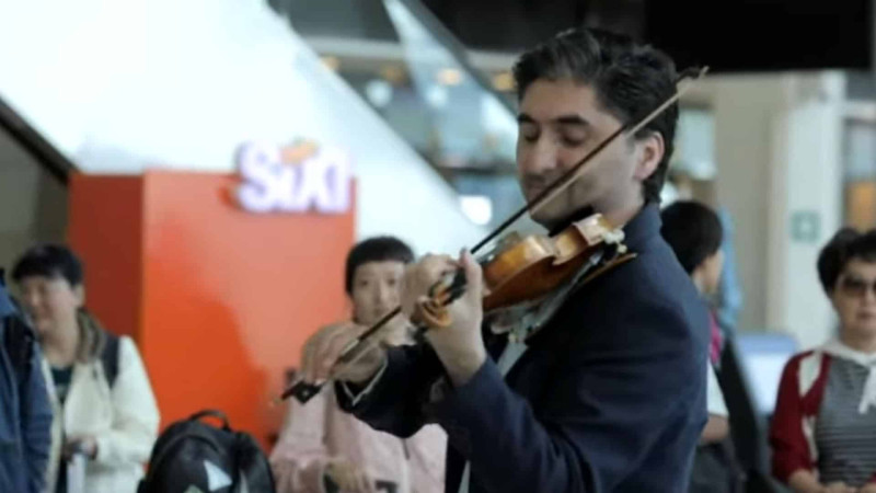 Bakı hava limanında musiqili fləşmob keçirilib