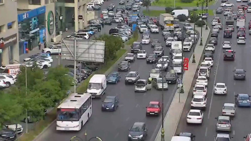 Tbilisi prospektində nasaz avtomobil sıxlığa səbəb olub - VİDEO