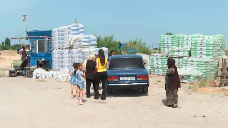 Zığ yolundakı qum bazarından toz havaya qalxaraq ərtaflara yayılır - VİDEO
