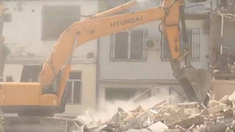 Nəsimi rayonunda sakinlər zorla evdən çıxarılırlar, mənzilləri sökülür