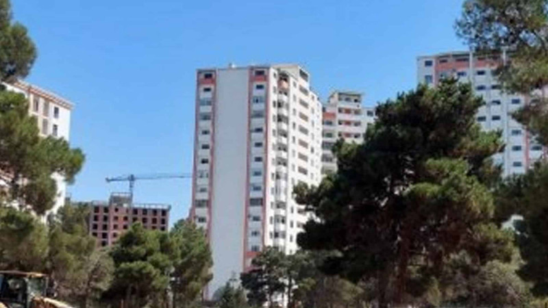 Binəqədidə yaşıllıq ərazi hasarlanıb: sahədə traktor işləyir