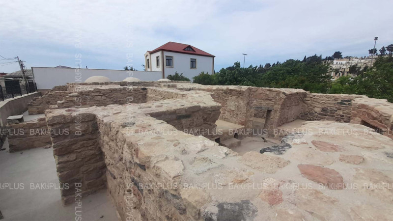 Torpaq altında qalan abidə: Balaxanının Qum hamamı