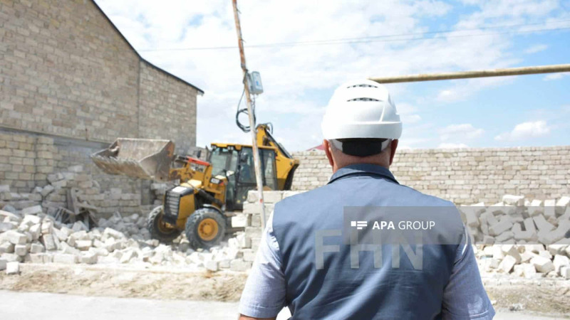 Buzovnada qanunsuz tikilinin sökülməsinə başlanılıb