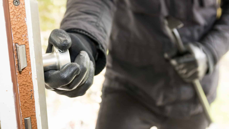 Nərimanovda evdən dollar oğurlanıb