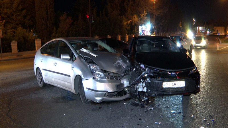 Qurd qapısı dairəsində iki “Prius” toqquşub