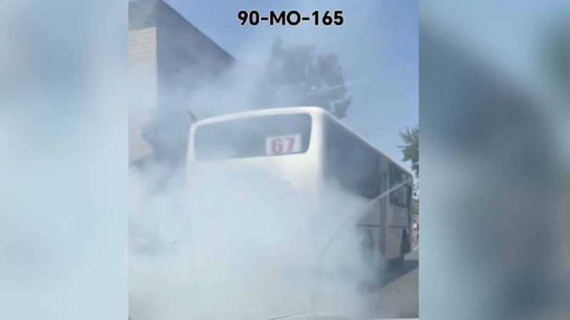 Bakıda tüstüləyən avtobusun sürücüsü hərəkətə davam edib - VİDEO