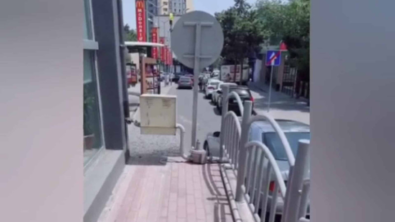 Nəsimi rayonunda sakinlər piyada səkisindən şikayət edirlər