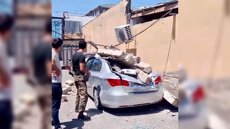Bakıda avtomobil daşların altında qalıb