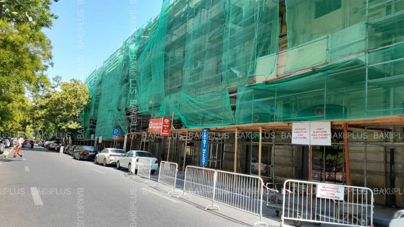 Xaqani küçəsində yaşayış binasının fasadı yenilənir