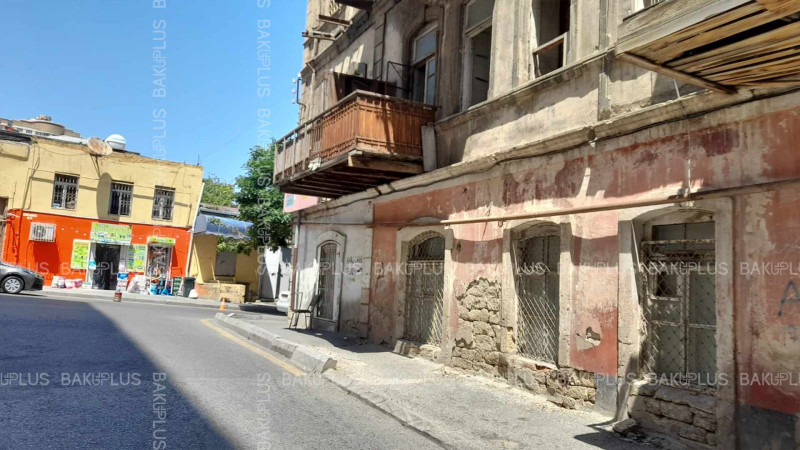 Şəhərin mərkəzində yerləşən qəzalı bina piyadalar üçün təhlükə saçır