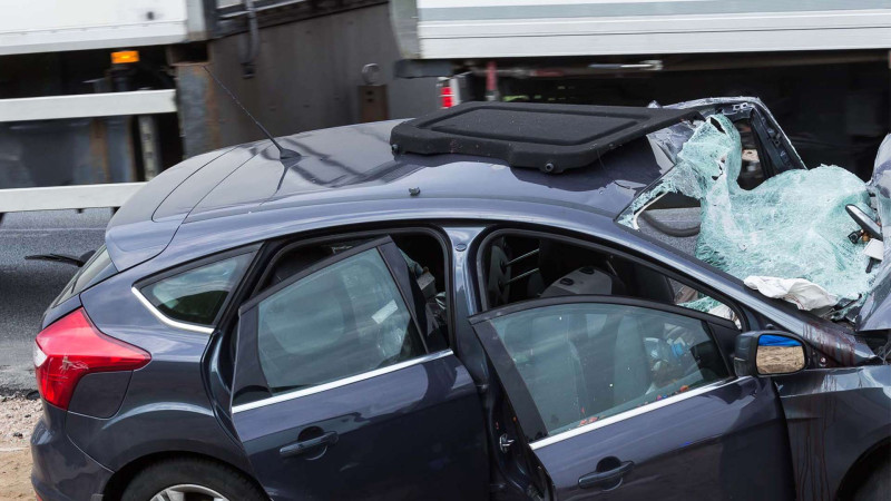 Nobel prospektində ağır qəza: avtomobil mağazaya “girib”