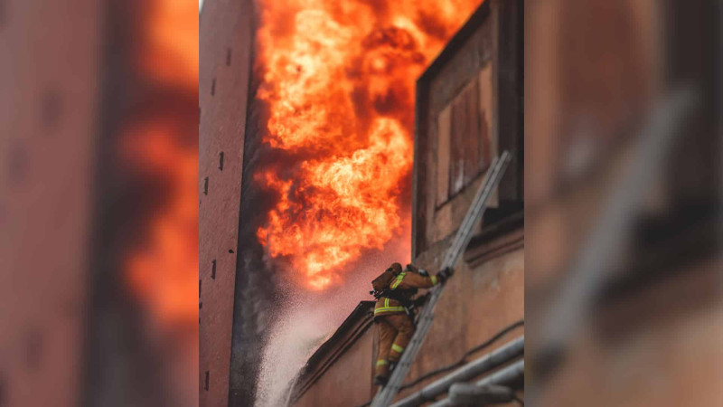 Nərimanovda ikimərtəbli binada yanğın baş verib