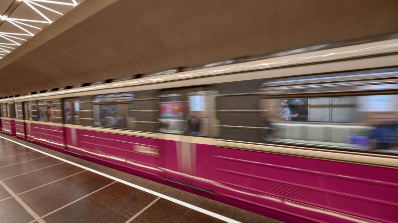 Metroda qatarın qapısı bağlanmır? - qurumdan açıqlanma