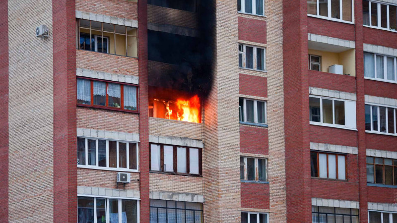 Qaradağ rayonunda çoxmərtəbəli binada yanğın olub