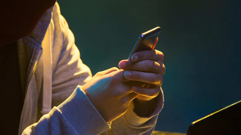 Xətaidə 1 nəfəri hədələyərək onun telefonunu talayıblar