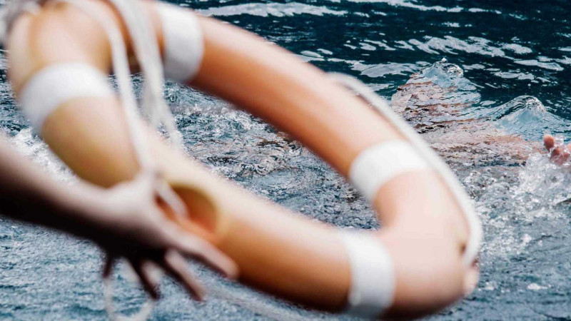 Xəzər rayonunda gənc qız batmaqdan xilas olunub