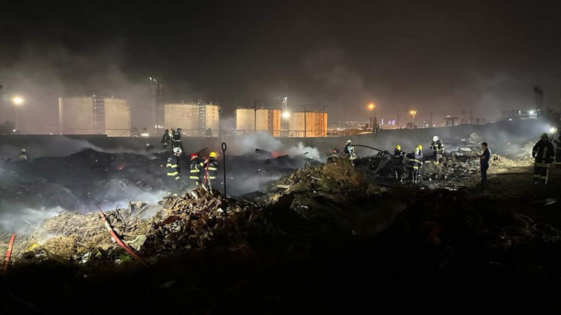 Xətai rayonunda neft çənlərinin olduğu ərazi yanıb