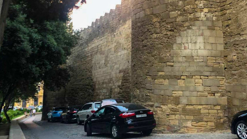 Bakıda qala divarlarının ətrafını parkinq ediblər