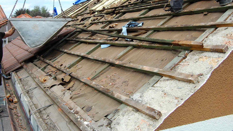 Bakıda binanın damında dirək qırılaraq vətəndaşlar üçün təhlükəli vəziyyət yaradıb