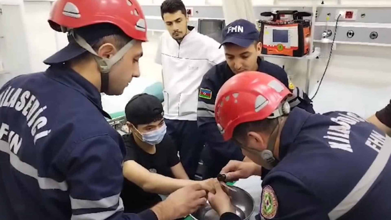Xətai rayonunda halqa sıxılaraq yeniyetmənin barmağında qalıb
