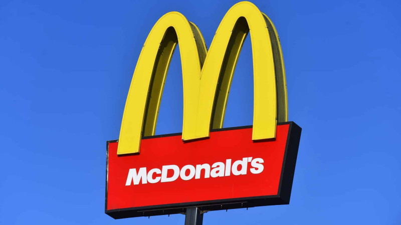 Gənc oğlan “McDonalds”da monitoru sındırıb