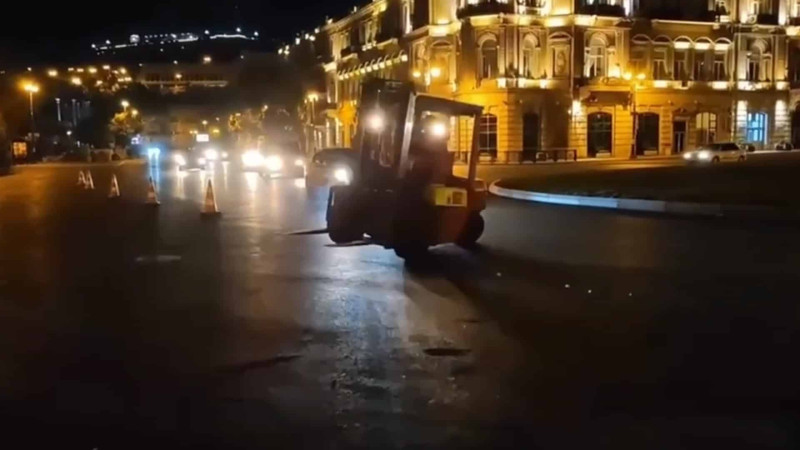 “Azneft” dairəsində qeyri-adi avtoşluq: avtokarın sürücüsü digər sürücülərin həyatını təhlükəyə atıb