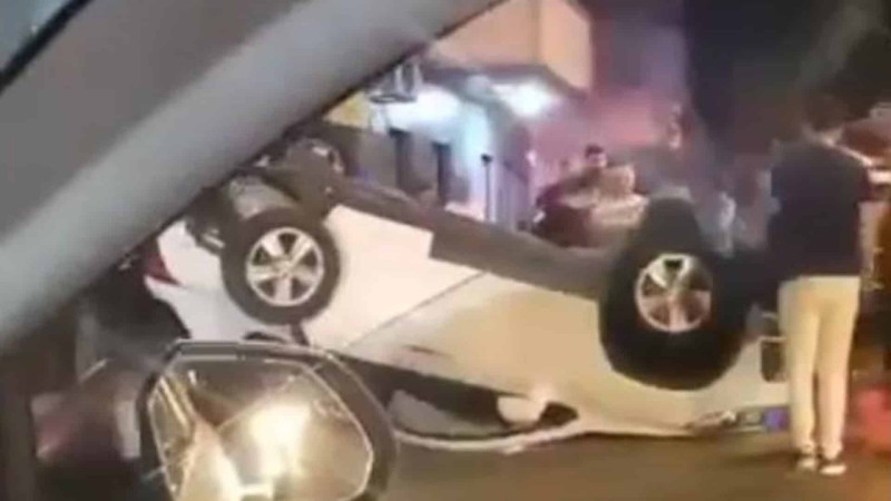 “28 May” metrosunun yaxınlığında qəza olub: avtomobillərdən biri aşıb