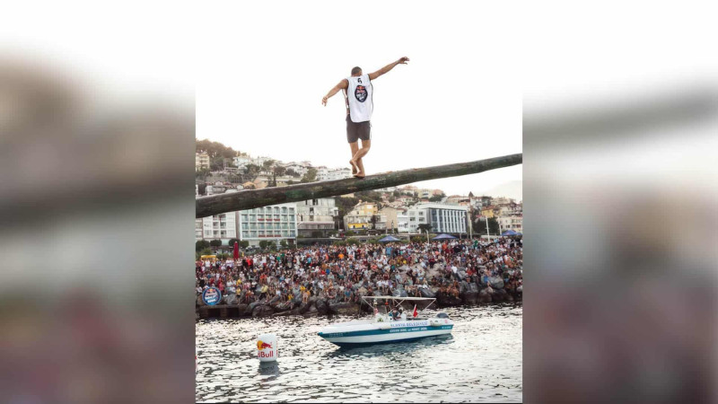 Red Bull kişiləri 10 metrlik yağlı dirəklə sınayacaq