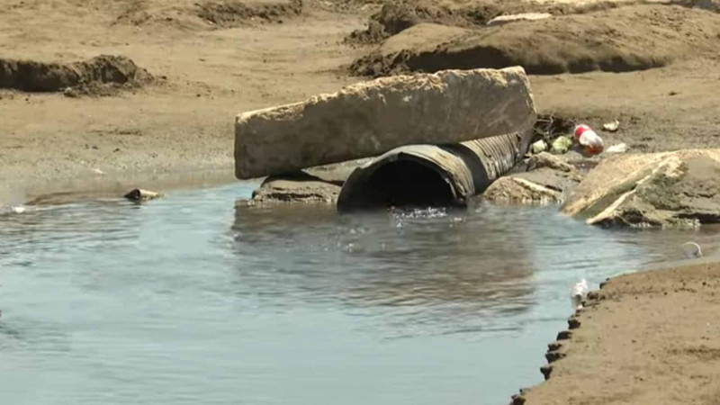 Buzovna çimərliyində kanalizasiya borusu birbaşa dənizə çıxır