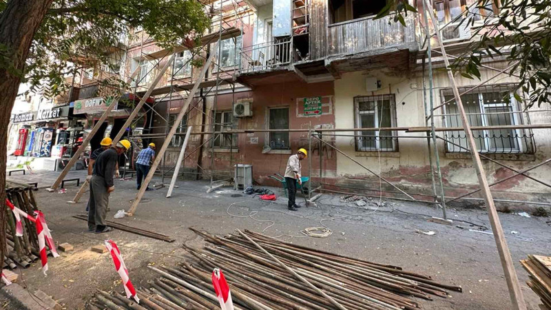 Kaveroçkin küçəsində abadlıq işləri aparılır