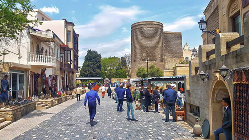 İçərişəhərdə nalayiq ifadələr işlədən şəxs cərimələnib