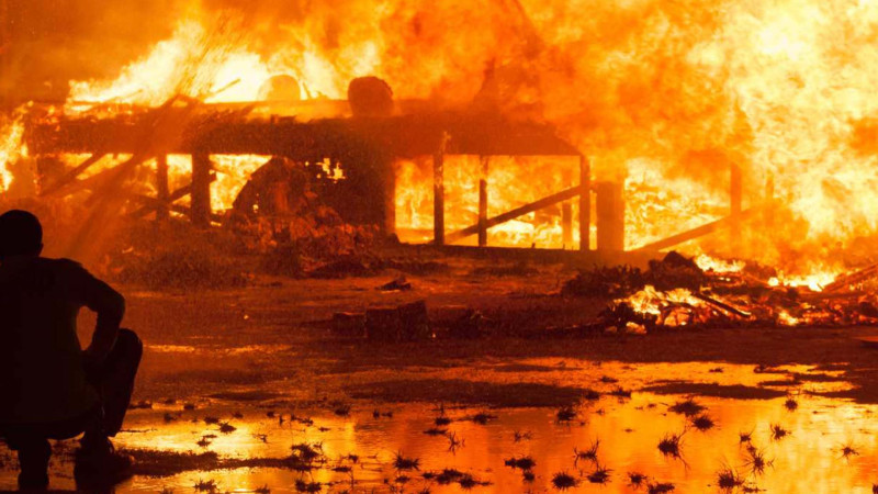 Xəzərdə taxta sexi yanıb