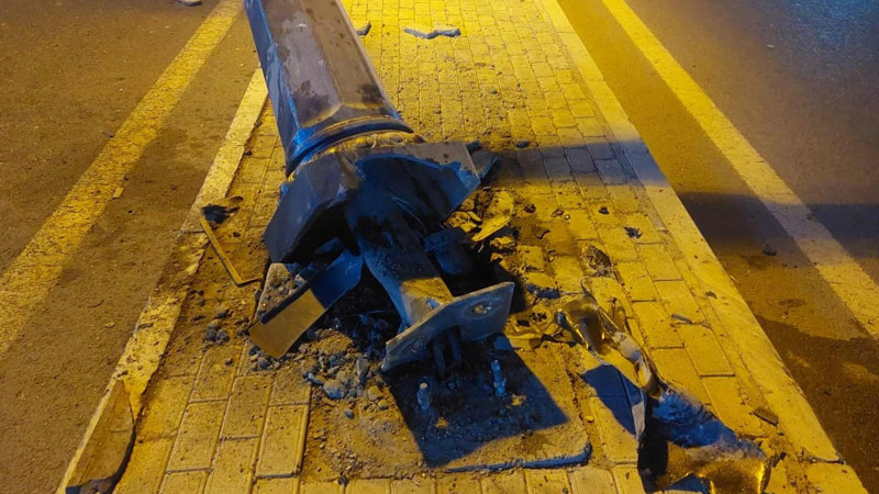 Babək prospektində avtomobil işıq dirəyinə çarpılıb