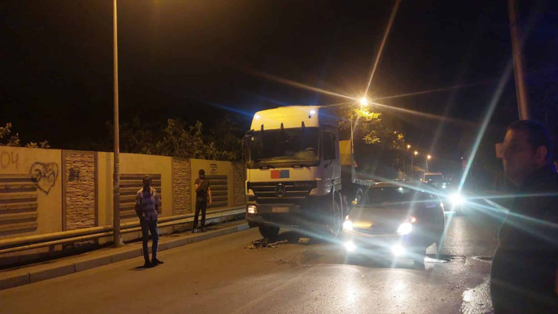 Biləcəridə “BMW” yük maşınına çarpılıb
