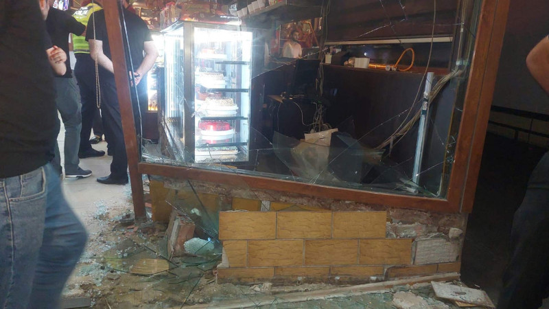 Nəsimidə sürücü idarəetməni itirdiyindən avtomobil restorana çarpılıb