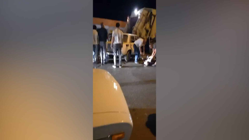 Zabratda minik avtomobili zibildaşıyan maşınla toqquşub: yaralılar var