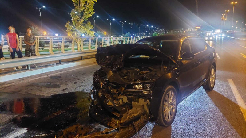Neftçilər prospektində Skoda Toyota Land Cruiser” ilə toqquşub