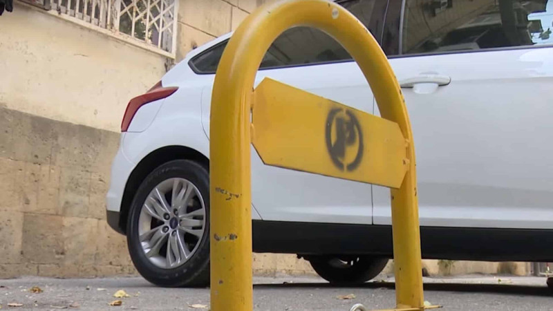 Nərimanovda binaların həyətləri zəncirlənib