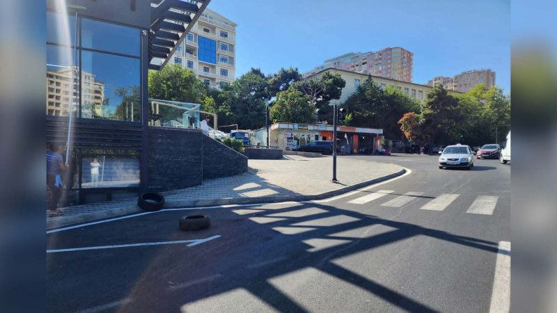 Bakıda səkinin ortasında salınan “avtosalon” yığışdırılıb