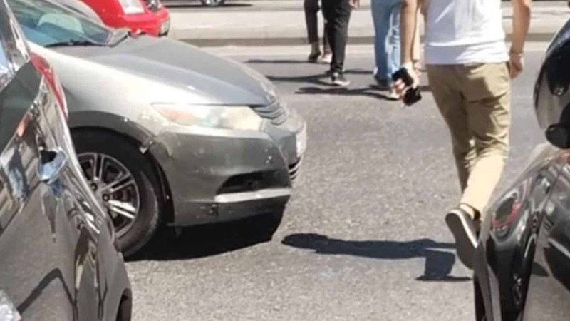 Nərimanovda avtomobil sürücüləri səkini və piyada keçidini zəbt ediblər