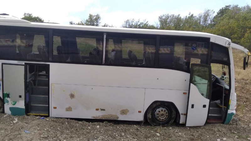 Bakı-Oğuz marşrutu ilə hərəkət edən sərnişin avtobusu qəzaya uğrayıb
