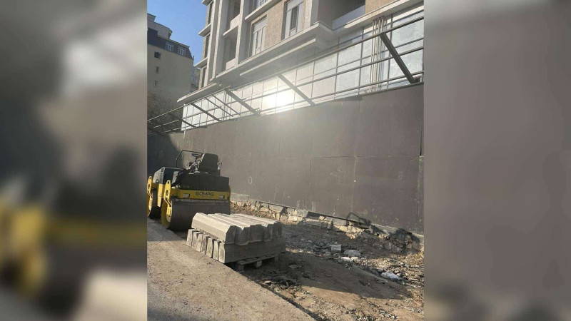 Nərimanovda piyada səkisi parkinqə çevrilir