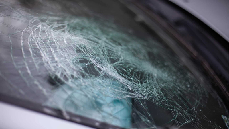 Bakıda avtomobil qatarla toqquşub: ölən və yaralanan var